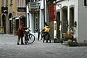 Vélocipédistes dans une rue bordée de boutiques - Baden - © Norbert Pousseur