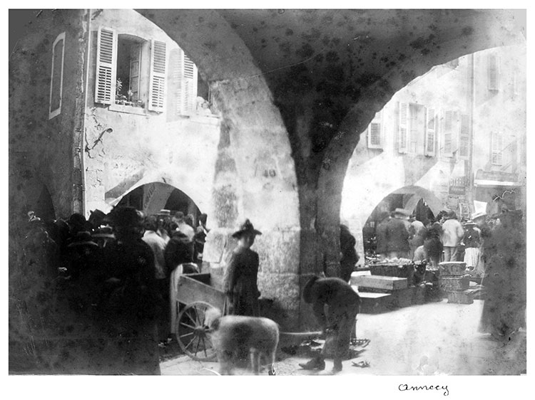 Photo d'une rue d'Annecy vers 1875 - photo numérisée et concervée par la ©  et restaurée numériquement par © Norbert Pousseur