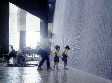 © Norbert Pousseur - Singapour - Enfants devant mur d'eau