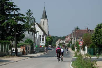 © Norbert Pousseur - Seine et Marne - Villeneuve St Denis - entrée et cyclistes à Villeneuve Saint-Denis
