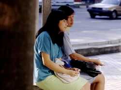 © Norbert Pousseur - Lycéennes singapouriennes attendant le bus - Photographie de Norbert Pousseur