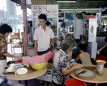 © Norbert Pousseur - Préparation de repas dans restaurant de rue - Photographie Norbert Pousseur