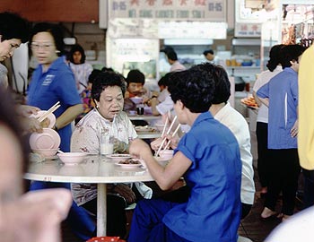 © Norbert Pousseur - Déjeuner dans restaurant de rue - Photographie NorbertPousseur