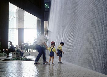 © Norbert Pousseur - Enfants devant mur d'eau - Photographie Norbert Pousseur