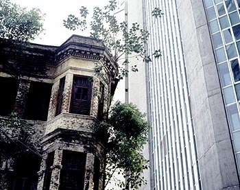 © Norbert Pousseur - Ancien immeuble de Singapour contre tour moderne