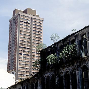 © Norbert Pousseur - Tour de Singapour et anciens immeubles
