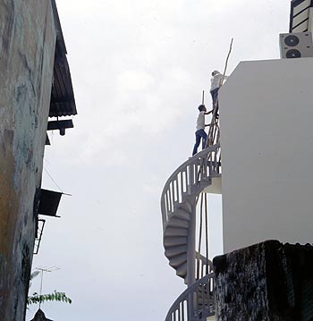 © Norbert Pousseur - Restauration d'un escalier en colimaçon, à Singapour