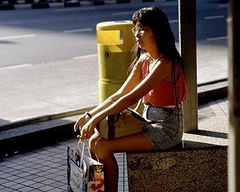 © Norbert Pousseur - Etudiante singapourienne attendant le bus - Photographie Norbert Pousseur