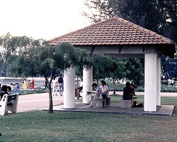 © Norbert Pousseur - Kiosque dans parc - Photographie Norbert Pousseur