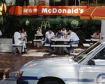 © Norbert Pousseur - Jeunes gens attablés devant Mc Donald's - Photographiec Norbert Pousseur