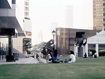 © Norbert Pousseur - Jeunes gens sur le gazon de la place Raffles - Photographie Norbert Pousseur