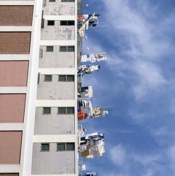 © Norbert Pousseur - Linges sêchant aux fenêtre de quartiers populaires