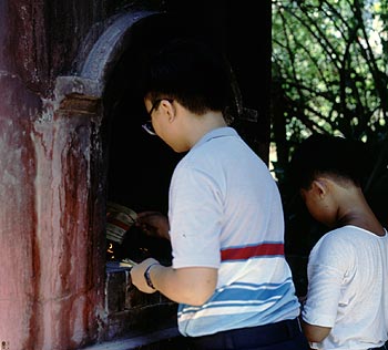 © Norbert Pousseur - Enfants devant un brûle-prières de temple chinois