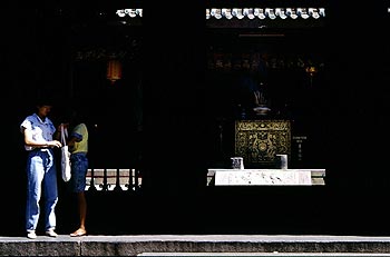 © Norbert Pousseur - Couple devant temple chinois