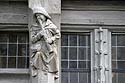 sculpture en bois de joueur de flûte  sur maison d'Angers - © Norbert Pousseur