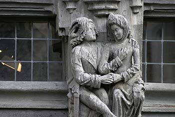 sculpture en bois de couple sur maison d'Angers - © Norbert Pousseur