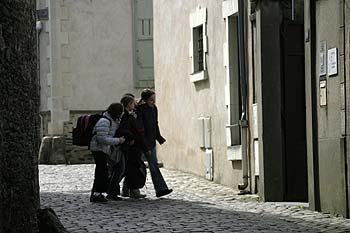 vieille rue et collégiennes à Angers - © Norbert Pousseur