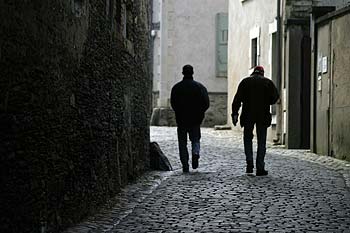 passants dans vieille rue d'Angers - © Norbert Pousseur