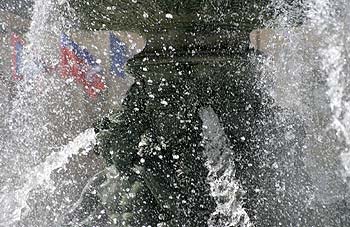 Fontaine et drapeaux à Angers - © Norbert Pousseur