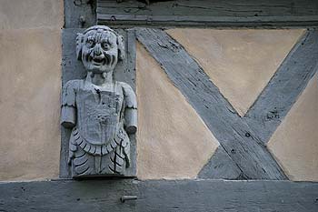 sculpture en bois visage goguenard sur maison d'Angers - © Norbert Pousseur