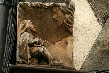 sculpture récente en bois sur façade de maison d'Angers - © Norbert Pousseur