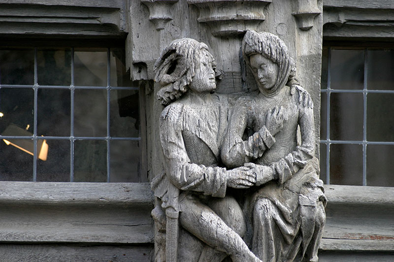 sculpture en bois sur façade de maison d'Angers - © Norbert Pousseur