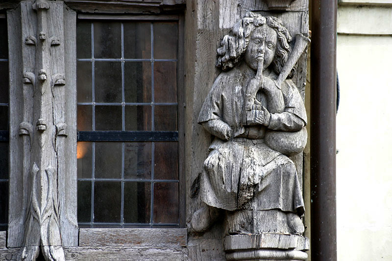 sculpture en bois sur façade de maison d'Angers - © Norbert Pousseur