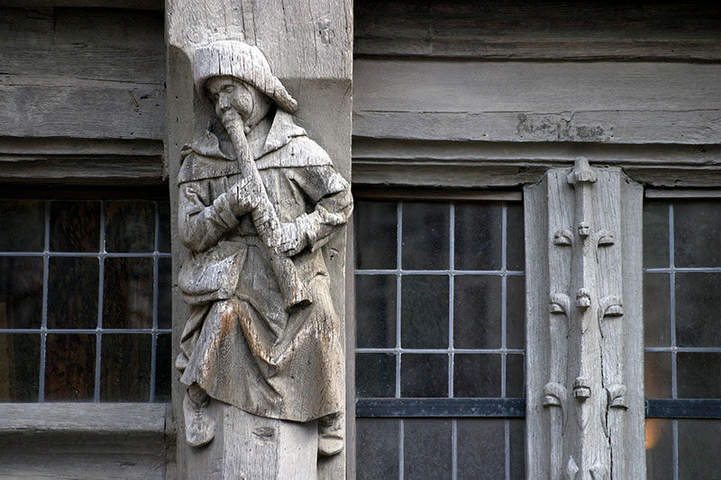 sculpture en bois de joueur de flûte  sur maison d'Angers - © Norbert Pousseur