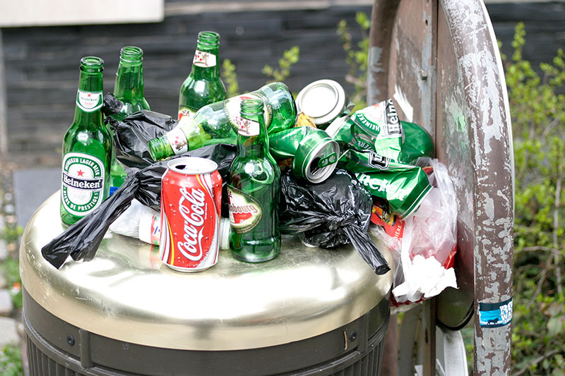 Cannettes de bière et de coca sur une des poubelles d'Angers - © Norbert Pousseur