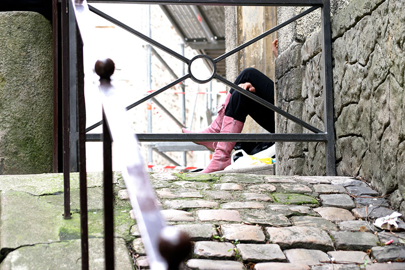 Paire de bottes roses et vieilles pierres àd'Angers - © Norbert Pousseur