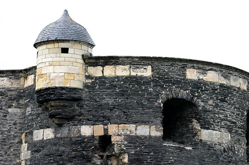 Tourelle de tour de ronde avec son toit en casque à pointe, du château d'Angers - © Norbert Pousseur