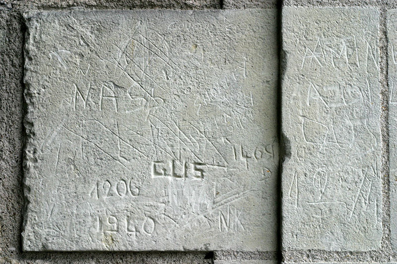 à l'entrée du château, pierre avec graffiti à Angers - © Norbert Pousseur