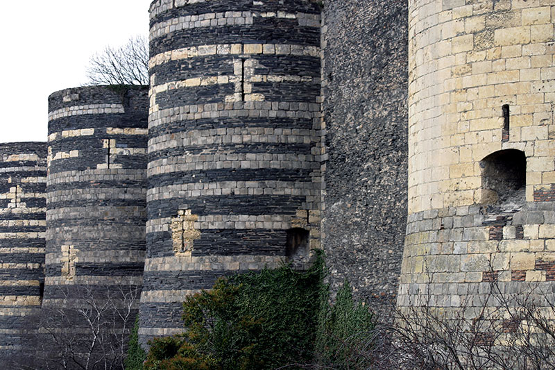 Murailles du château d'Angers, en gris, blanc et noir - © Norbert Pousseur