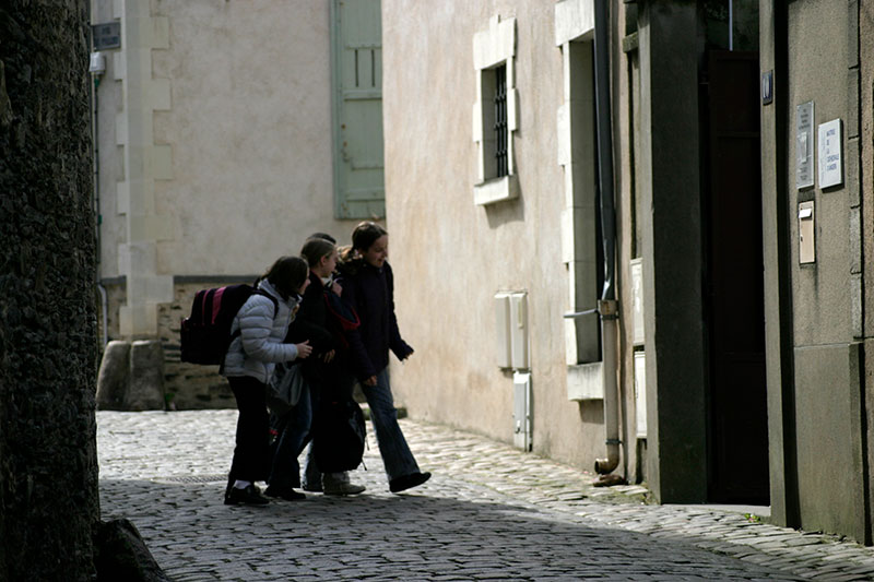 vieille rue et collégiennes à Angers - © Norbert Pousseur
