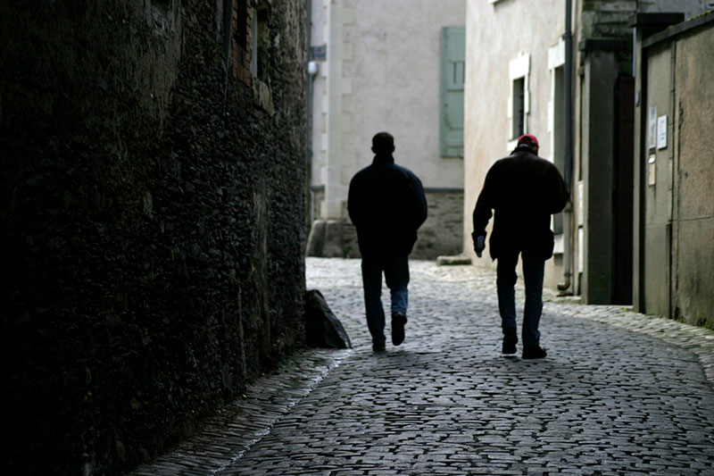 passants dans vieille rue d'Angers - © Norbert Pousseur