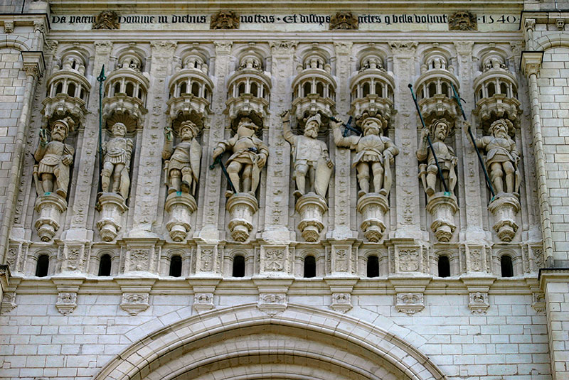 Chevaliers de la façade de la cathédrale d'Angers - © Norbert Pousseur