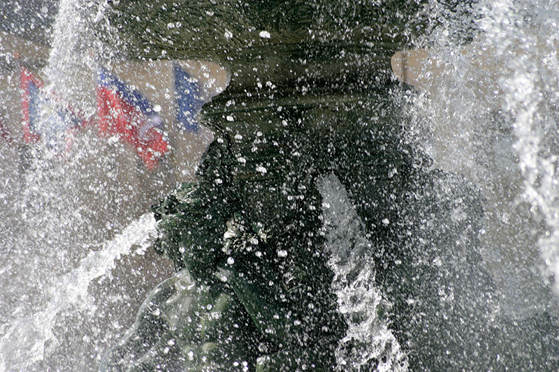 Eau ensoleillée d'une fontaine à Angers - © Norbert Pousseur