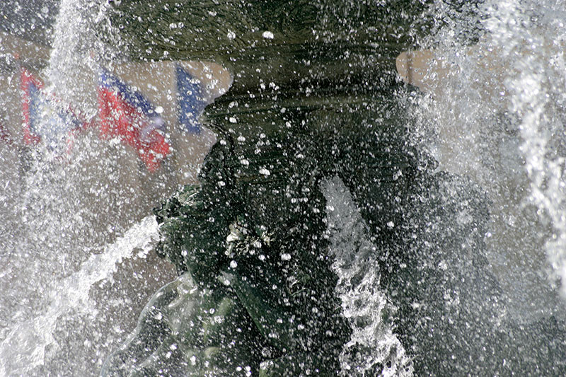 Fontaine et drapeaux à Angers - © Norbert Pousseur