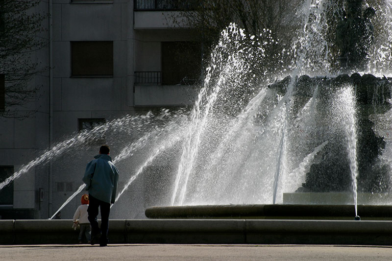 Enfant et son père devant une des grandes fontaine d'Angers - © Norbert Pousseur