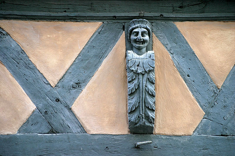 masque de bois sur façade de maison d'Angers - © Norbert Pousseur