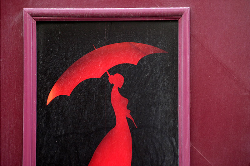 Panonceau à la dame au parapluie à Angers - © Norbert Pousseur
