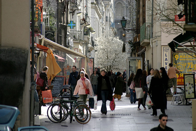 Rue piétonne printanière à Angers - © Norbert Pousseur