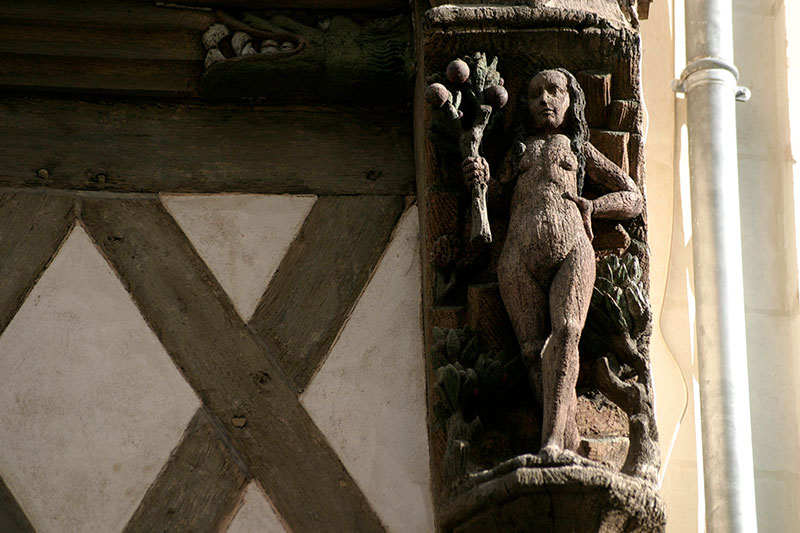 sculpture en bois de femme enceinte sur façade de maison mur de maison d'Angers -  © Norbert Pousseur
