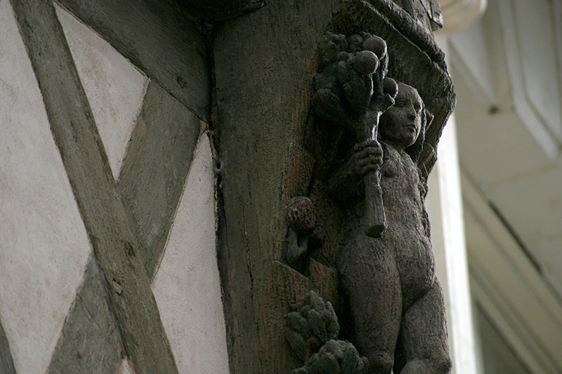 sculpture en bois de femme enceinte sur façade de maison d'Angers - © Norbert Pousseur