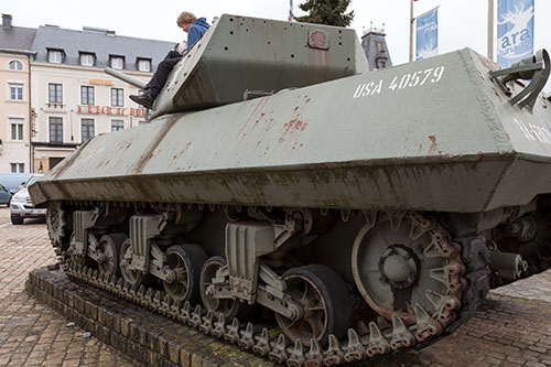 Tank USA servant de banc de lecture à Arlon - © Norbert Pousseur