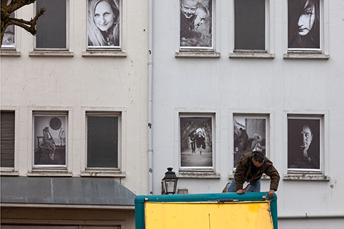 Mur d'exposition photos à Arlon - © Norbert Pousseur