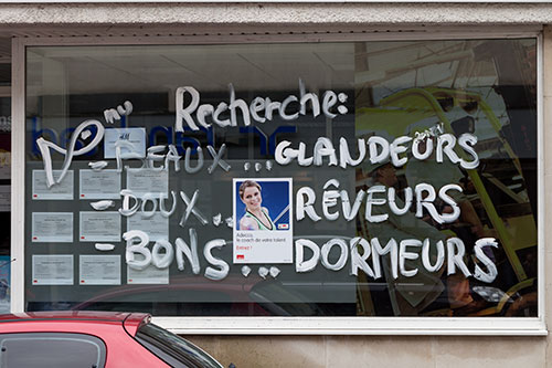 Vitrine pour l'emploi, taguée - © Norbert Pousseur