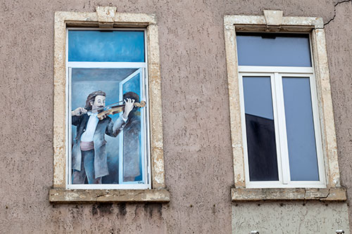 Violonneux à sa fenêtre, peinture murale - © Norbert Pousseur