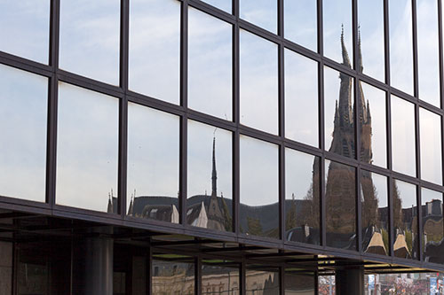 Clocher sur façade de verre à Arlon - © Norbert Pousseur