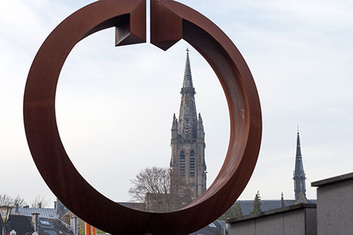 Sculpture d'acier et clocher  à Arlon - © Norbert Pousseur